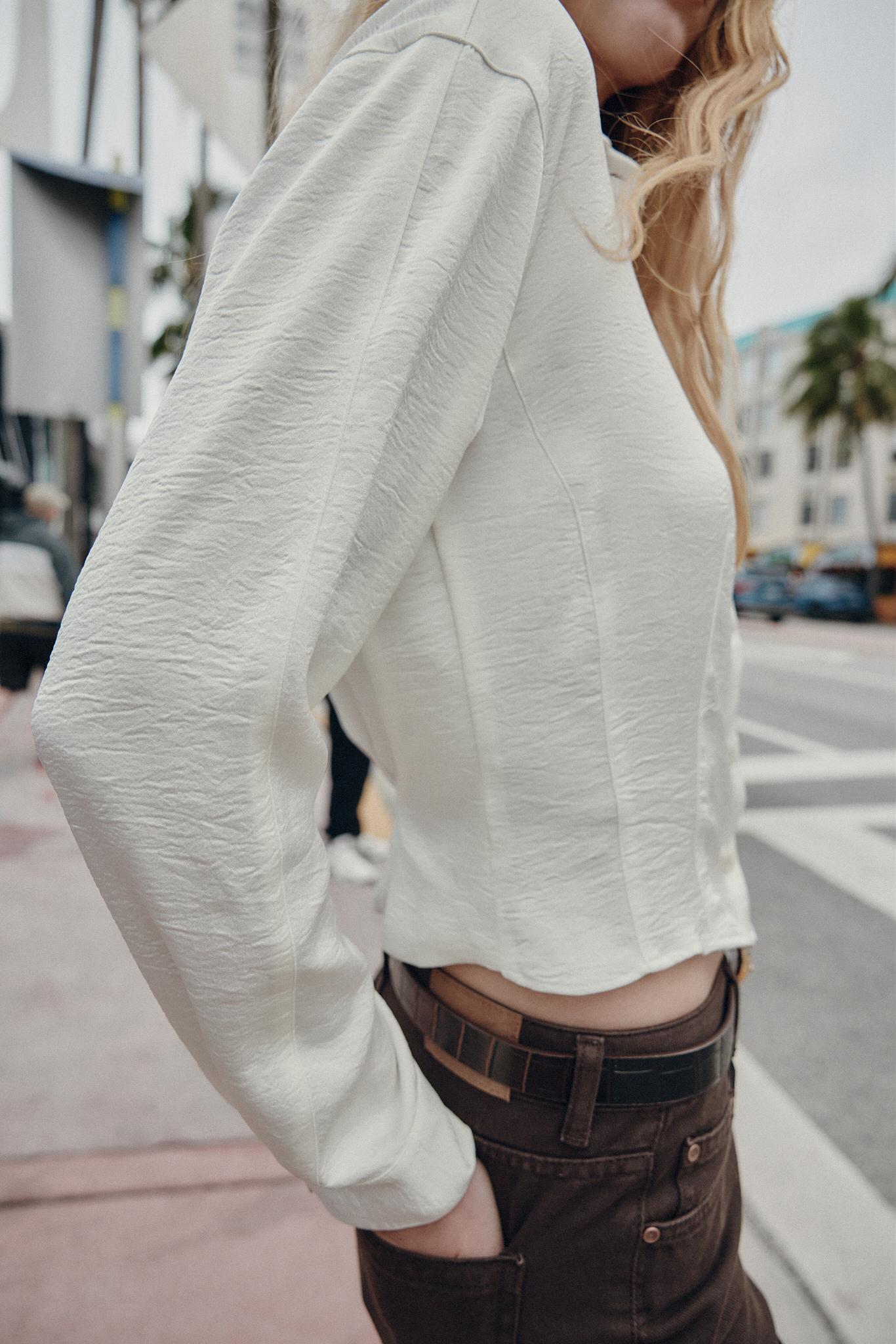 CHEMISE SATINÉE À LA TAILLE AJUSTÉE